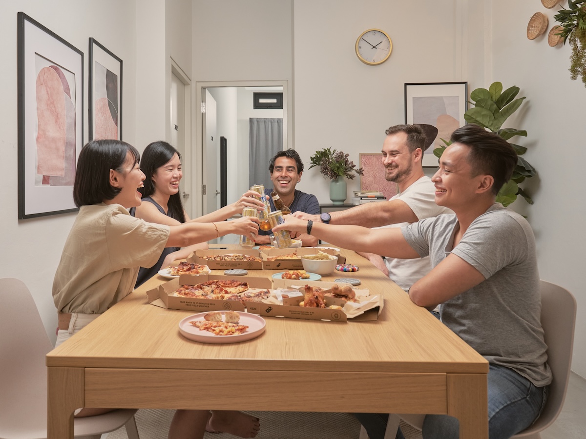 people-having-dinner-with-pizza